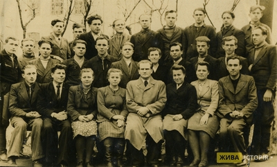 Учні Станіславської торгово-кооперативної школи.
