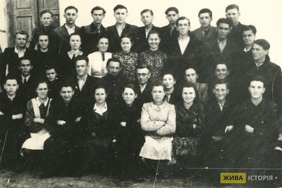 Випускники 10-го класу Болотнянської школи, с. Болотня Перемишлянського району, Львівської області.