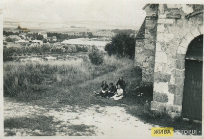 Сидить справа Марія Голик, Франція.