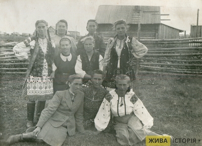 Стоїть крайня справа Марія Голик (в заміжжі Туркас), пос. Батурино, Томська область, РРФСР.