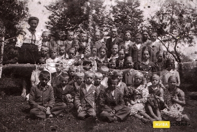 Учні початкової школи в с. Адамівка, крайзе Кам’янка Струмилова, дистрикт Галичина