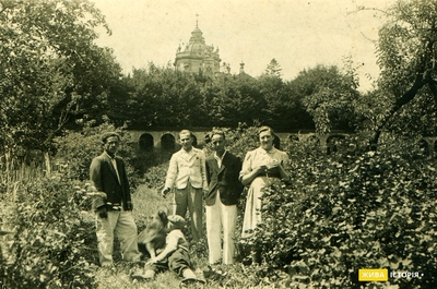 Учасники національно-визвольного руху біля Собору Св. Юра, м. Львів