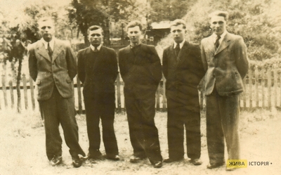 Третій зліва Петро Дмитраш, с. Полонична, крайзе Кам'янка-Струмилова, дистрикт Галичина