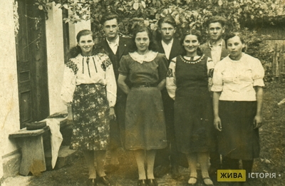 На передньому плані Теофілія Барщовська, с. Полонична, крайзе Кам'янка-Струмилівська, дистрикт Галичина