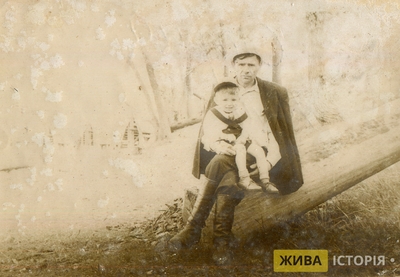 Іван Іванюк з онуком, Омська область, РРФСР