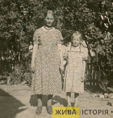 Марія Говдиш з дочкою Євою, с. Лавочне Стрийського повіту Станіславівського воєводства