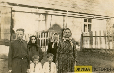 Родина Годзінець біля свого будинку в с. Лавочне Сколівського району Львівської області