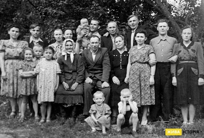 Родина Анни Яринич (крайня зліва), с. Страдч Яворівського району Львівської області