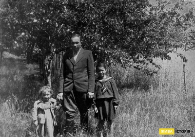 Іван Хома з онуками, с. Страдч Яворівського району Львівської області