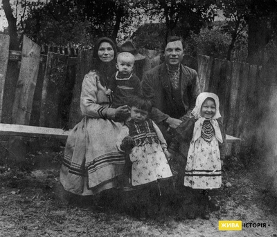 Ганна та Іван Хома з дітьми, с. Страдч Городоцького повіту Львівського повіту