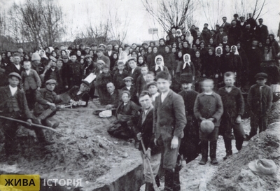 Копають фундамент під будівництво Народного дому, с. Пристань Жовківського повіту Львівського воєводства