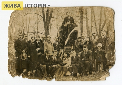 Молодь села Фельштин на могилі Українських січових стрільців