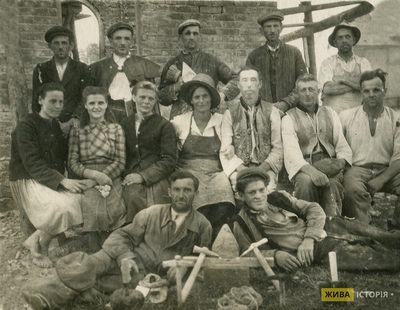 У верхньому ряді стоїть другий справа Іван Курліковський, Донецька область, УРСР.