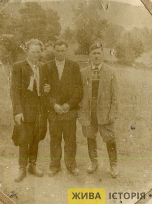 Михайло Ямелинець з односельчанами в с. Ставки Яворівського району Львівської області