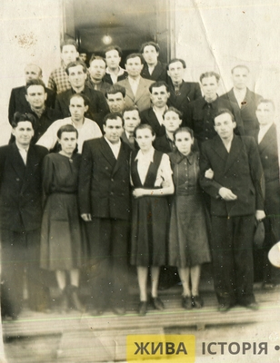 Політв’язні біля гуртожитку на спецпоселенні у Шахтарське управління № 2 (ШУ-2), Воркута, Комі АРСР