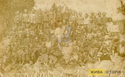 Учні та вчителі, с. Тучне Перемишлянського повіту Тернопільського воєводства, сер. 1930-х рр.