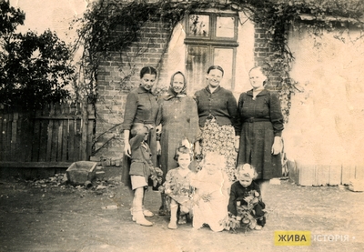Родина Дарії Берко на подвір’ї власного будинку, с. Великі Глібовичі Бібрського району Львівської області