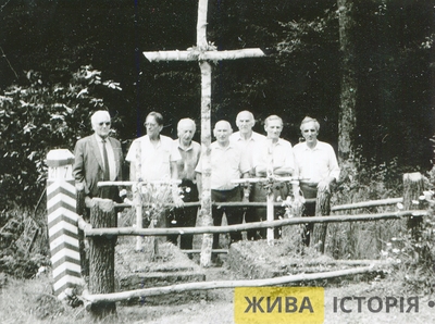 Біля пам'ятного хреста у Гуті-Пеняцькій Бродівського району Львівської області