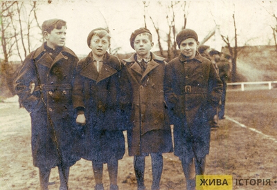 Юрій Врублевський з однокласниками, м. Львів