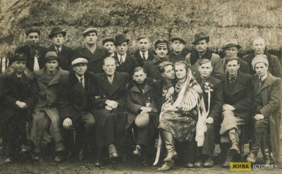 Весілля старшини УПА Сорочинського (ім’я невідоме) та зв'язкової УПА Ганни Сорочинської, м. Журавно, крайзе Стрий, дистрикт Галичина