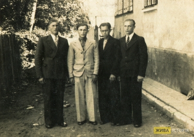 Другий зліва Семен Кузик, м. Журавно Жидачівського повіту Станіславівського воєводства