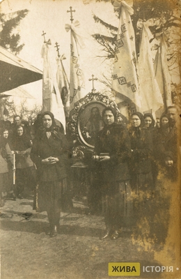 Процесійний обхід навколо церкви св. Миколая у с. Войславичі Сокальського повіту Львівського воєводства, 1937 р.